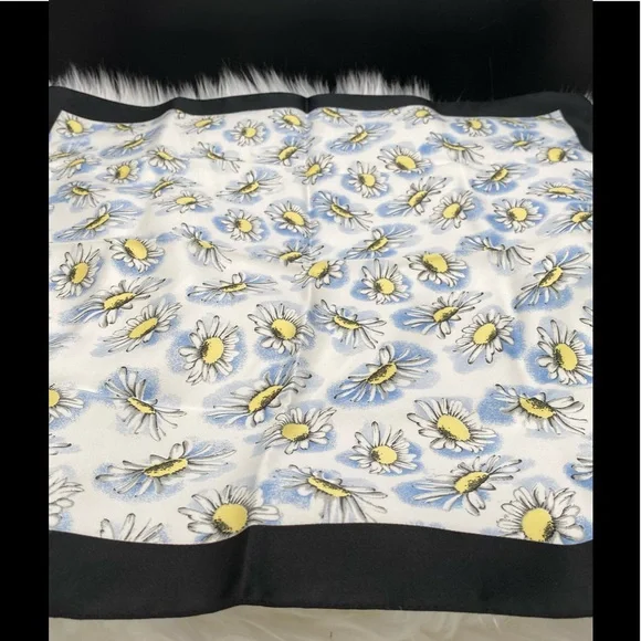 LAST CHANCE NWT Vintage Kohl’s Daisy Print Square Scarf - Picture 2 of 4
